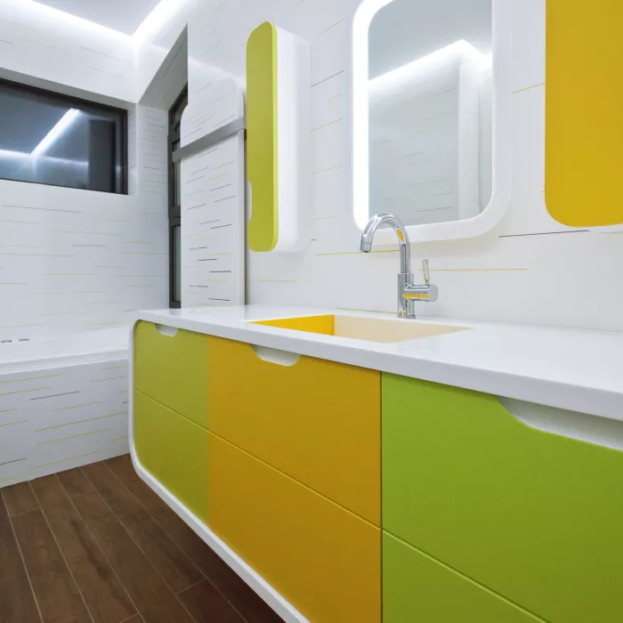 Farbenfrohe, stylische Bäder mit HIMACS